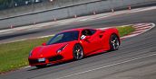 Ferrari 488 GTB in piena accelerazione a Jesolo, l'idea perfetta da regalare a un appassionato