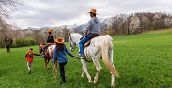 Cavallo e guida durante escursione in montagna