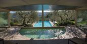 Piscina e percorsi sensoriali in un resort spa Toscana premium