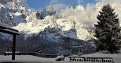 Rifugio La Montanara a Molveno con montagne innevate