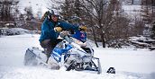 esperienza adrenalinica di escursione in motoslitta in montagna