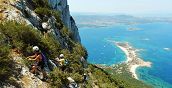 Vista dall'alto del litorale dell’isola di Tavolara con il suo profilo roccioso e il mare turchese