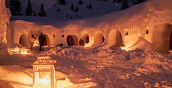 Vista notturna degli igloo illuminati in Tirolo