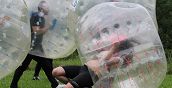 Scontro spettacolare tra due giocatori di Bubble Football