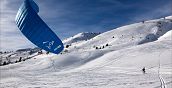 Esperienza di snowkiting tra i ghiacci della Valle d'Aosta