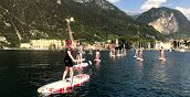 Persone sulla tavola da Stand Up Paddle sul Lago di Garda