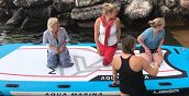 Famiglia che si gode il Lago di Garda su una tavola da SUP gigante