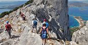 Gruppo di escursionisti lungo il sentiero di trekking sull’isola di Tavolara