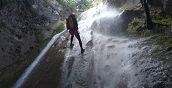 Calata con corda nel Canyoning Forra del Casco: Adrenalina tra le Gole Umbre