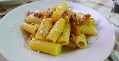Pasta alla carbonara servita in un ristorante di Trastevere