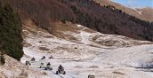 Gruppo di persone in quad esplora il Monte Grappa