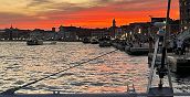 Tramonto e luci di Venezia ammirati dal catamarano