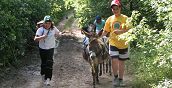 Ragazzi con asinello durante un trekking in Abruzzo