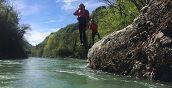 Tuffo nelle acque del fiume Brembo durante il rafting