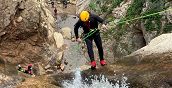 uomo si cala con corda canyoning Sud Sardegna Villacidro