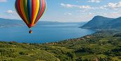 Vista aerea spettacolare sul Lago di Garda e montagne