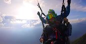 Parapendio biposto sopra le vette alpine di Pinzolo