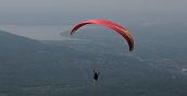 Esperienza di volo in parapendio con pilota esperto sul Lago Maggiore