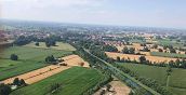 Panoramica delle campagne del milanese da un deltaplano