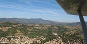 Aeroplano sorvola i borghi delle Marche in provincia di Macerata