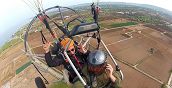 Paramotore biposto sorvola la zona di Molfetta e lungomare