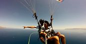 Parapendio biposto in volo sopra il mare cristallino vicino ad Agrigento
