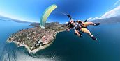 Vista panoramica durante un volo in parapendio sul Lago di Garda