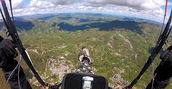Vista panoramica dal parapendio sopra Monte Pizzo, vicino Bologna