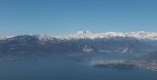 Vista mozzafiato del Lago Maggiore e delle sue dolci pendici da un deltaplano