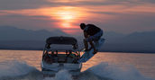 Sessione di wakeboard al tramonto sul Lago di Garda 