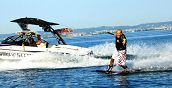 Wakeboarder trainato da un motoscafo nelle acque del Lago di Garda