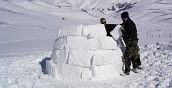 Fasi di costruzione di un igloo a Norcia