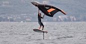 Acrobazie con Wing foil sul Lago di Garda