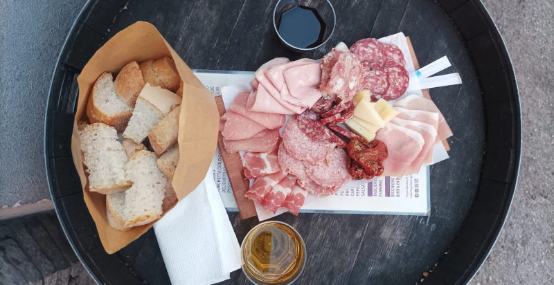 Tagliere di salumi umbri e pecorino in tour gastronomico Perugia