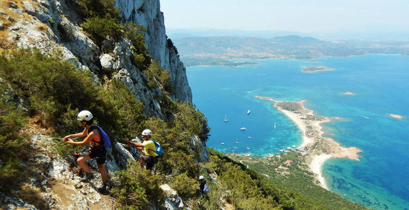 Vista dall'alto del litorale dell’isola di Tavolara con il suo profilo roccioso e il mare turchese