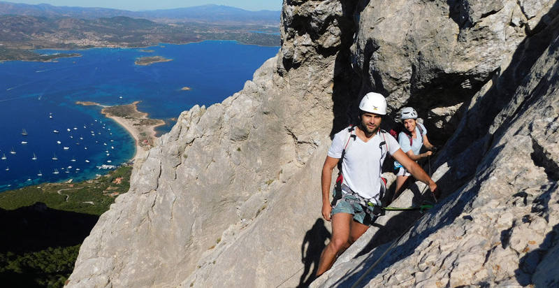 Arrampicata sulla ferrata di Tavolara con vista sul mare cristallino