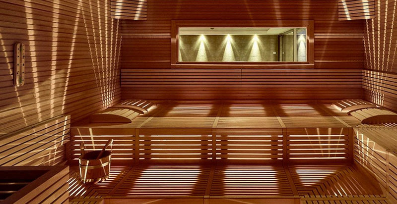 Interni eleganti della sauna presso Garda Thermae