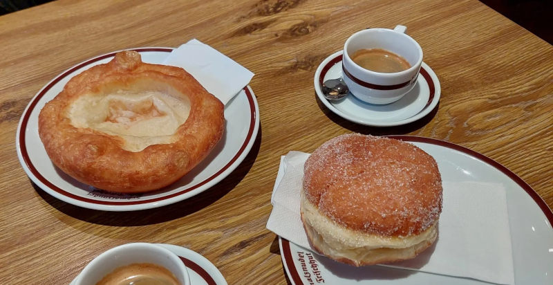 Schmalznudel, dolce bavarese fritto, croccante fuori e soffice dentro