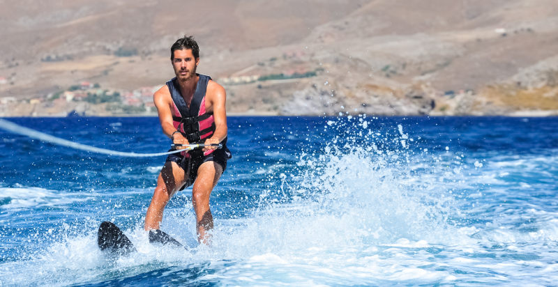 Rider di sci nautico che si diverte a Badolato Marina, Calabria