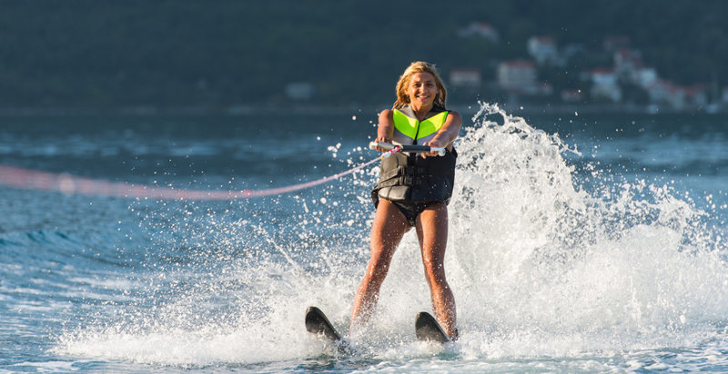 Sci nautico sul mare cristallino di Badolato Marina, Calabria