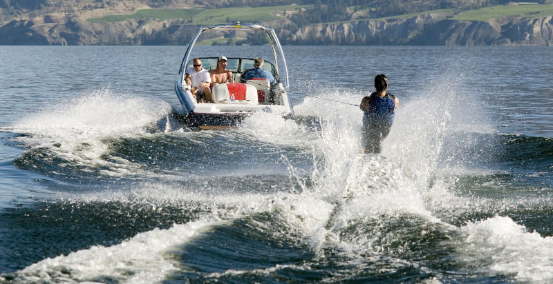Sessione di sci nautico in azione presso Badolato Marina, Calabria