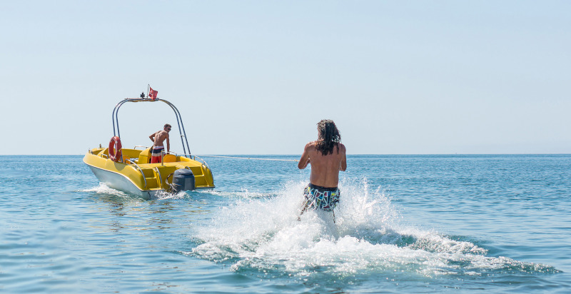 Sci nautico a Badolato Marina lungo la costa calabrese