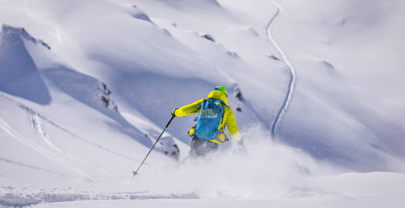 Sciare fuori pista in Valmalenco durante un'avventura freeride