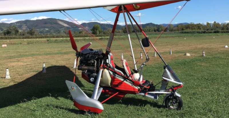Deltaplano a motore in Toscana, volo panoramico con istruttore