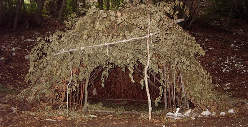 Rifugio costruito durante un corso di sopravvivenza