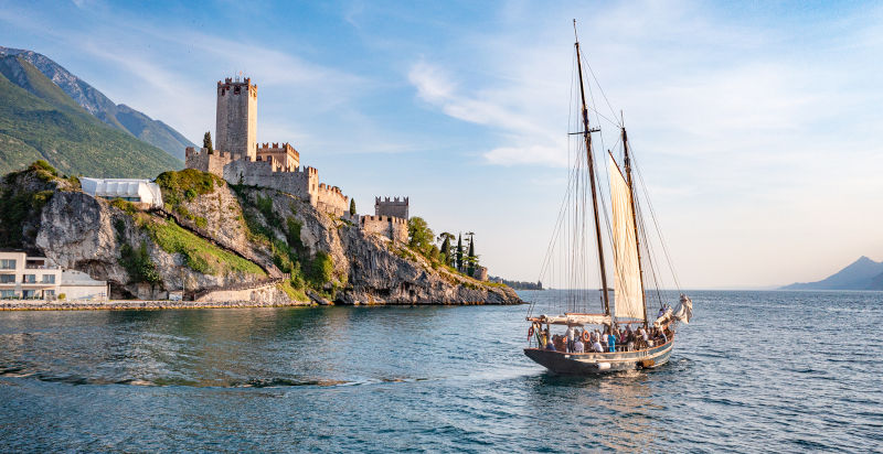 Giro in barca con aperitivo sul Lago di Garda al tramonto