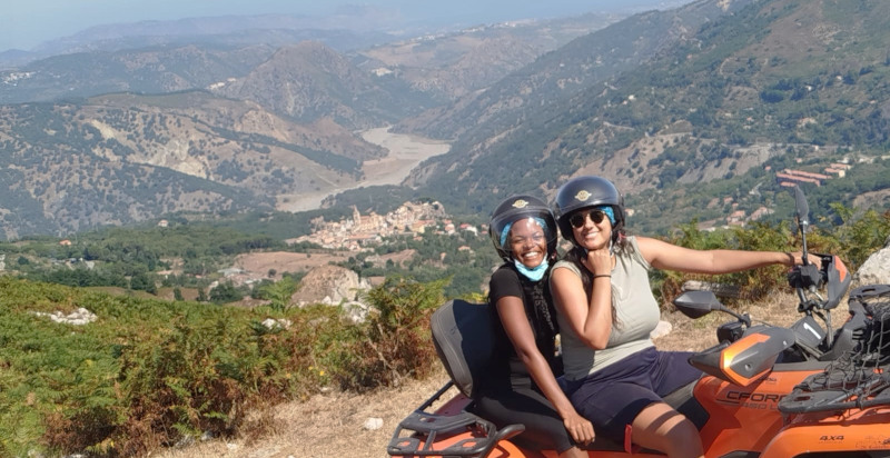 signorine sul quad con vista sul borgo sotrico e la valle a Novara di Sicilia