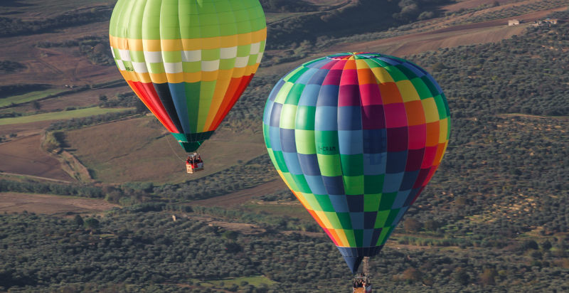Vista dall’alto dell’altopiano della Sila durante un volo esclusivo in mongolfiera per due