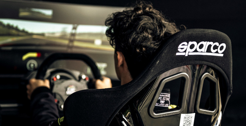 Esperienza di simulazione auto GT da casa