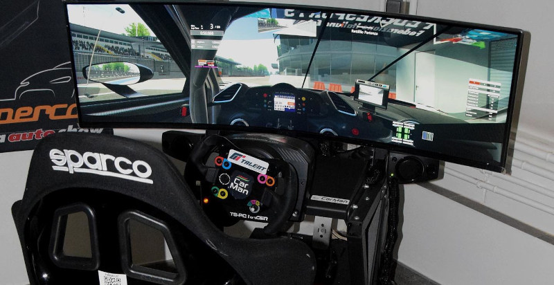     Esperienza di simulatore di guida per appassionati di motori